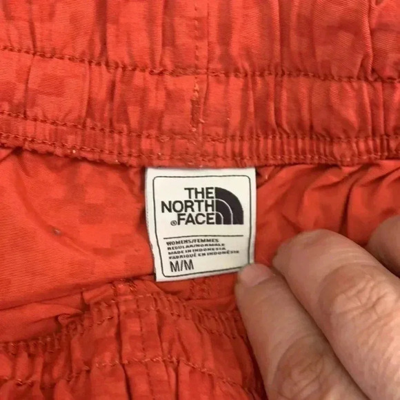 The North Face Women's Class V Shorts in Sunbaked Red Chevron Size Medium - Picture 5 of 6